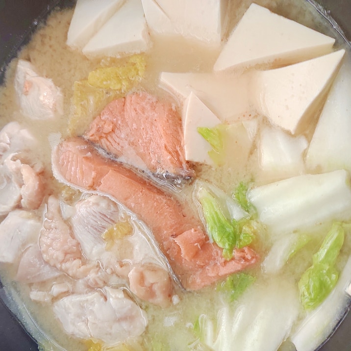 栄養豊富な鶏と鮭の味噌鍋